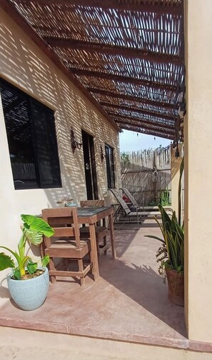 Outdoor dining - Charming Private Cottage in Tranquil San Pedrito, El Pescadero- 2 Blocks to Surf (El Pescadero)