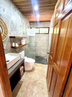Shower, towels, soap, toilet paper - Spacious 7-bedroom villa in perfect Playa Grande with AC (Playa Grande)