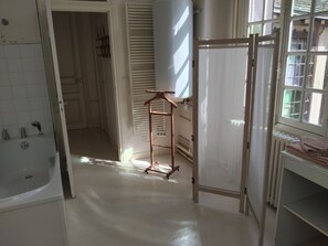 Kahden hengen comfort-huone (kaksi sänkyä), näköala puistoon | Kylpyhuone | Kylpyamme, hiustenkuivaaja, pyyhkeet