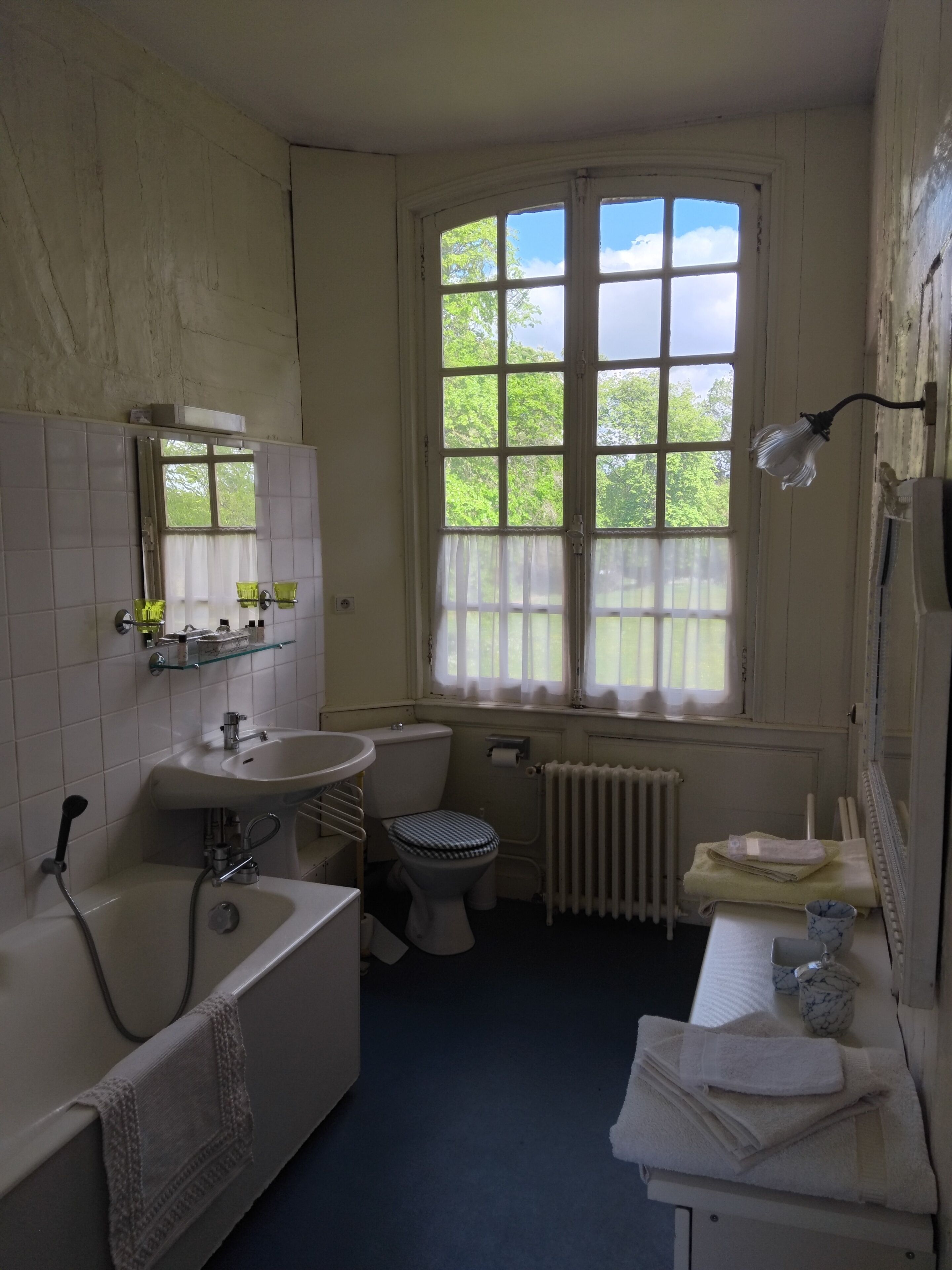 Chambre du Milieu | Bathroom | Bathtub, hair dryer, towels
