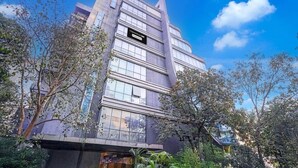 Een modern gebouw met een bord waarop 