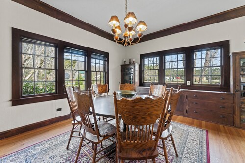 Gorgeous 5-bedroom Riverside Estate Lodge in downtown Townsend