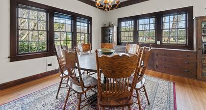 Gorgeous 5-bedroom Riverside Estate Lodge in downtown Townsend