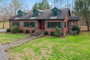 Exterior - Gorgeous 5-bedroom Riverside Estate Lodge in downtown Townsend (Townsend)