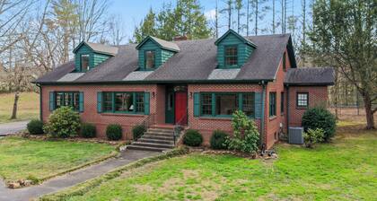 Gorgeous 5-bedroom Riverside Estate Lodge in downtown Townsend