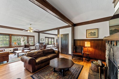 Gorgeous 5-bedroom Riverside Estate Lodge in downtown Townsend