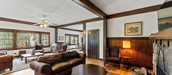 Gorgeous 5-bedroom Riverside Estate Lodge in downtown Townsend