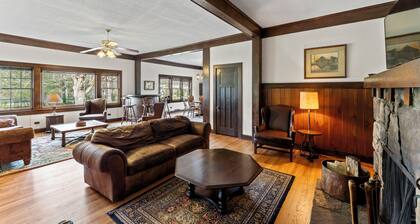 Gorgeous 5-bedroom Riverside Estate Lodge in downtown Townsend