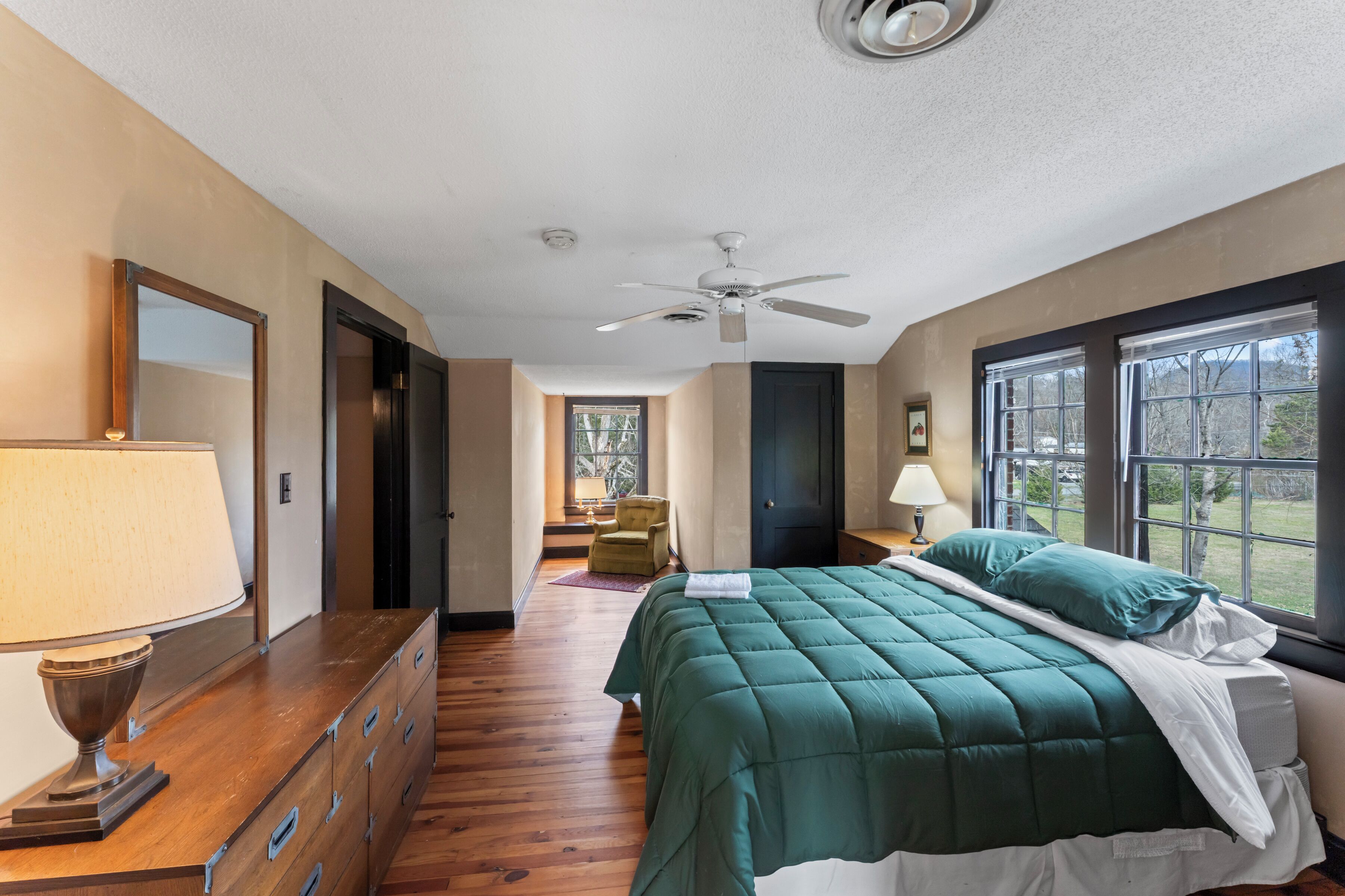 5 bedrooms, iron/ironing board, WiFi, bed sheets