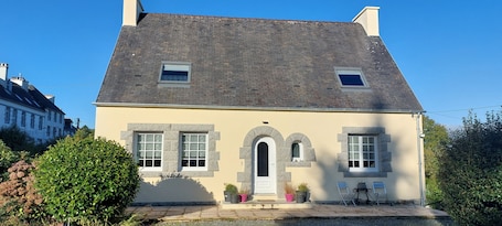 Exterior. TI AR SKOL Bed and breakfast for 1 to 4 people, 5 minutes from Huelgoat forest