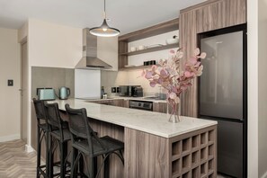 Microwave, oven, stovetop - Modern Foreshore Apartment | City Views, WiFi & Parking (Cape Town)