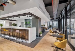 Bar (on property) - Modern Foreshore Apartment | City Views, WiFi & Parking (Cape Town)