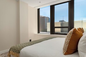 1 bedroom, in-room safe, iron/ironing board, WiFi - Modern Foreshore Apartment | City Views, WiFi & Parking (Cape Town)