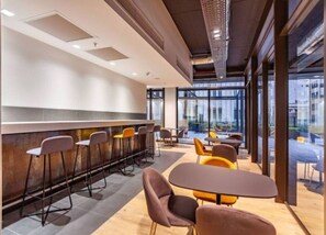Dining - Modern Foreshore Apartment | City Views, WiFi & Parking (Cape Town)