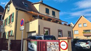 Ein zweistöckiges Gebäude mit Balkon, einem Verbotsschild und einem Schild für Privatgrundstück.