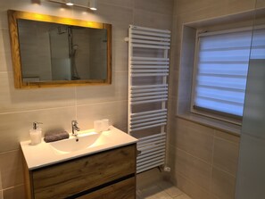 SĂšche-cheveux, serviettes fournies, savon, papier toilette