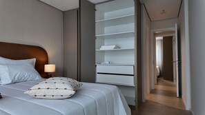 Espacio para trabajar con laptop, cortinas blackout y wifi gratis 