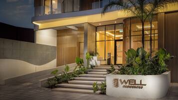 Fachada da propriedade à noite