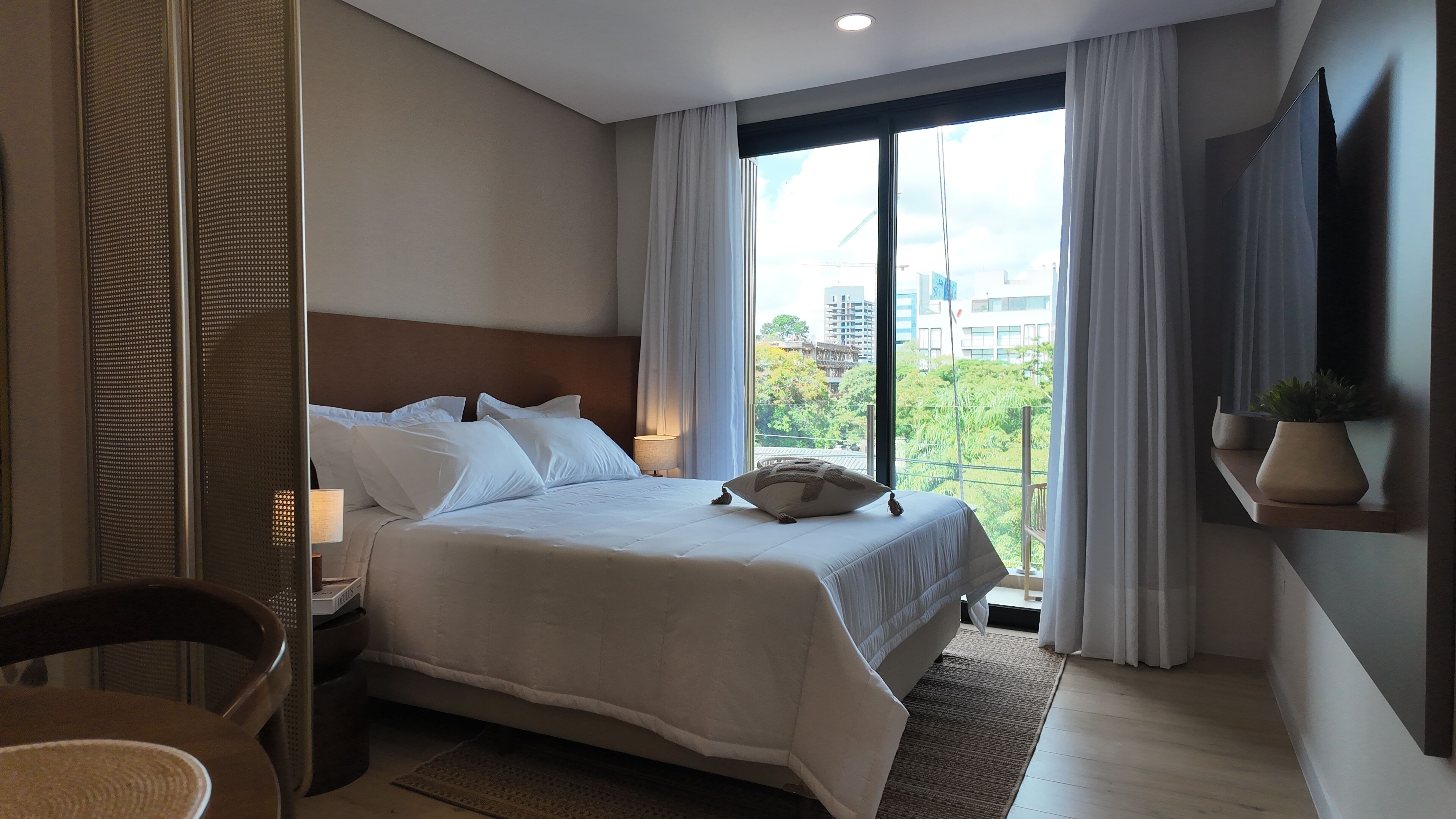 Studio – superior | Skrivebord for bærbar PC, wi-fi (inkludert) og sengetøy