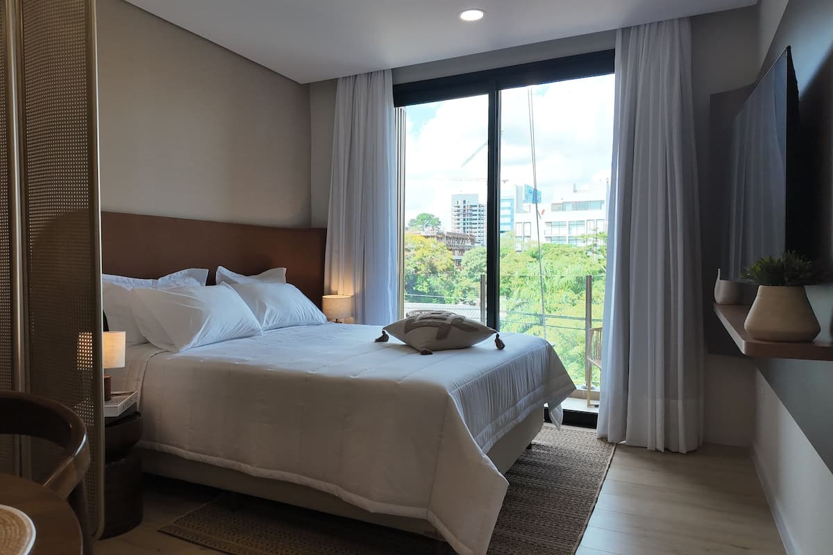 高级开间 | 笔记本电脑工作区、免费 WiFi、床单