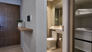 Superior Studio | Bathroom | Shower, hair dryer, towels, soap - Well Residences - By AVA Rentals (Asunción)