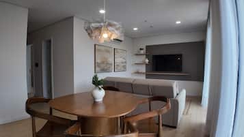 Appartement Deluxe | Coin séjour | TV connectée de 45 pouces avec chaînes par câble