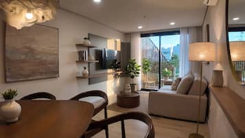 Suite, 2 camere da letto | Area soggiorno | Smart TV 45 pollici con canali via cavo