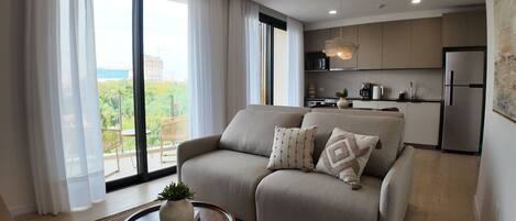 デラックス アパートメント 1 ベッドルーム | リビング エリア | 45 インチのスマートテレビ (ケーブル放送視聴可)