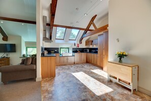 Televisie, een dvd-speler en boeken