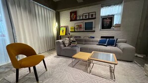 Ein Wohnzimmer mit einer Couch, einem Sessel und einem Couchtisch.