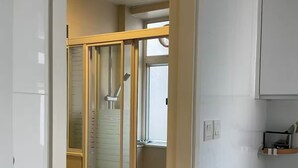 Ein modernes Badezimmer mit Duschkabine, Toilette und Waschbecken.