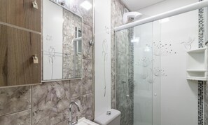 Basic Apartment | Bathroom - Apts in a Building 180m From the Beach in Balneario Camboriu - Rajs (Balneário Camboriú)