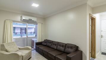 Basic Apartment | Living area