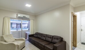Basic Apartment | Living area - Apts in a Building 180m From the Beach in Balneario Camboriu - Rajs (Balneário Camboriú)