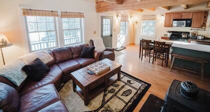 Cozy Bethel Chalet Near Trails & Skiing