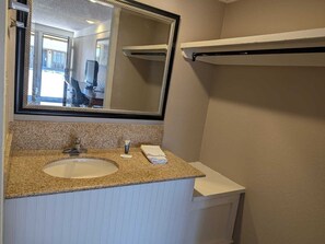 Bañera con ducha, toallas, jabón, shampoo