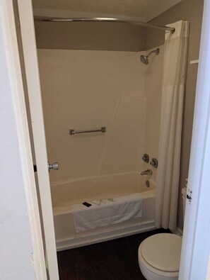 Habitació doble estàndard | Bany | Combinació de dutxa i banyera, tovalloles, sabó i xampú 