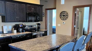 Réfrigérateur, four à micro-ondes, un four, surface de cuisson