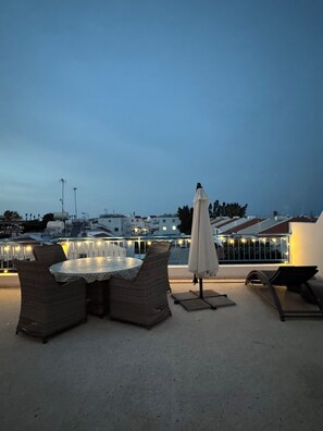 Outdoor dining - 2-bedroom Latchi apartment with panoramic terrace, steps from the beach (Polis Chrysochous)