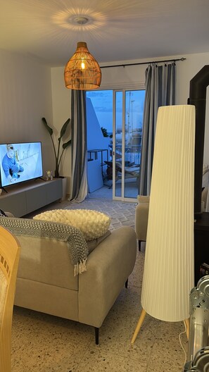 Fireplace - 2-bedroom Latchi apartment with panoramic terrace, steps from the beach (Polis Chrysochous)
