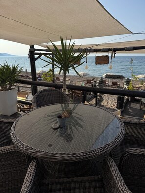 Outdoor dining - 2-bedroom Latchi apartment with panoramic terrace, steps from the beach (Polis Chrysochous)