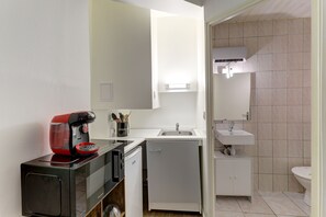 Réfrigérateur, micro-ondes, cafetière/bouilloire, grille-pain
