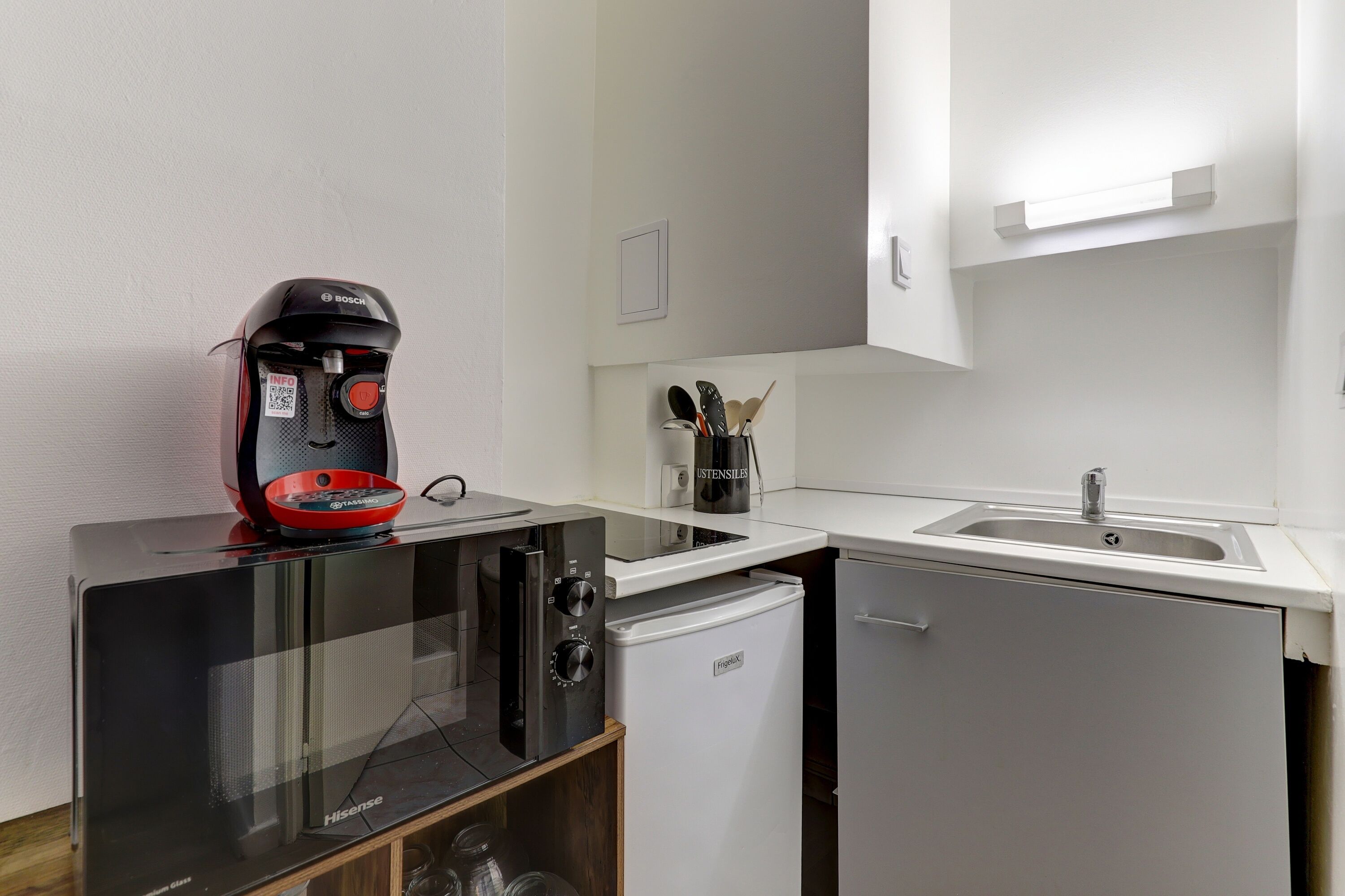 Refrigerador, microondas, cafetera y tetera y tostadora 