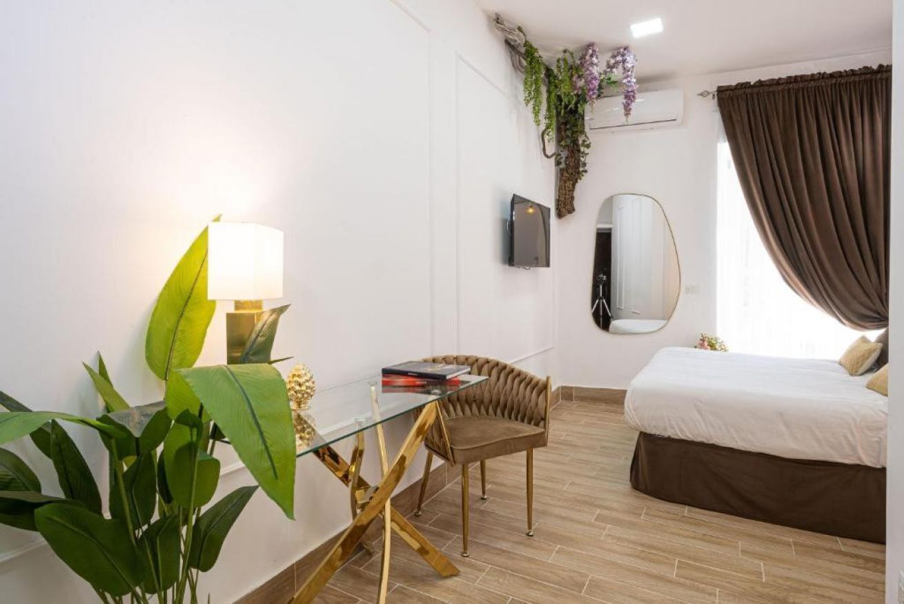 1 habitación y tabla de planchar con plancha 