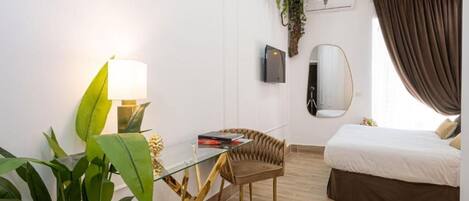 1 habitación y tabla de planchar con plancha