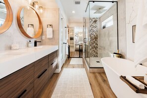 Een douche, een haardroger, een bidet, handdoeken