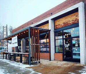 Outdoor dining - Upscale Retreat in LoHi 4Bd 4.5 Ba, Gym Theatre Rooftop, Near Coors Field (Denver)