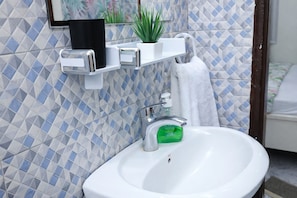 Serviettes fournies, papier toilette