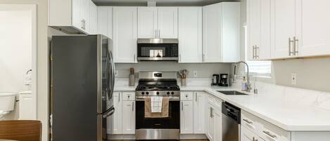 Jääkaappi, mikroaaltouuni, uuni, liesi