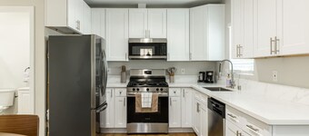 Cozy Casa - Sleek & Modern Monthly Escape